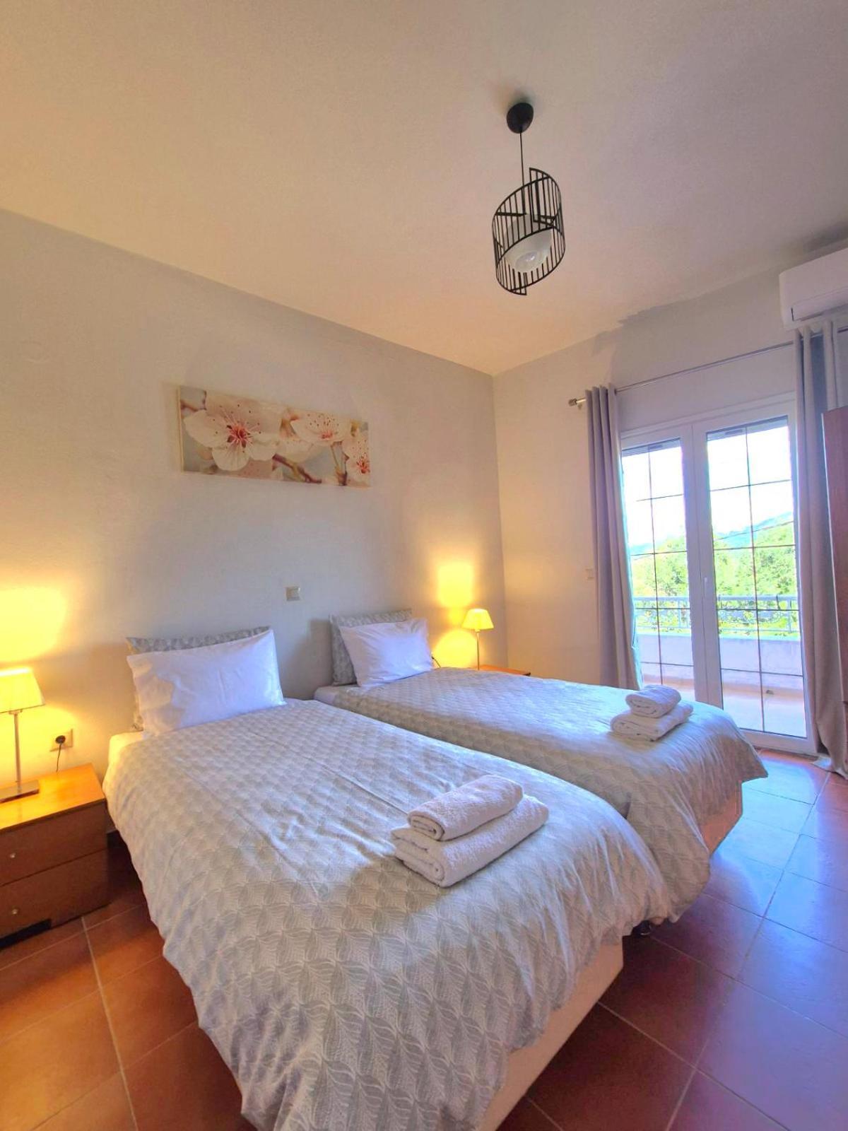 J&B Countryside Life Apartment Agios Matthaios  Exterior photo