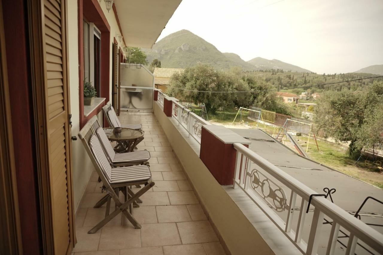J&B Countryside Life Apartment Agios Matthaios  Exterior photo