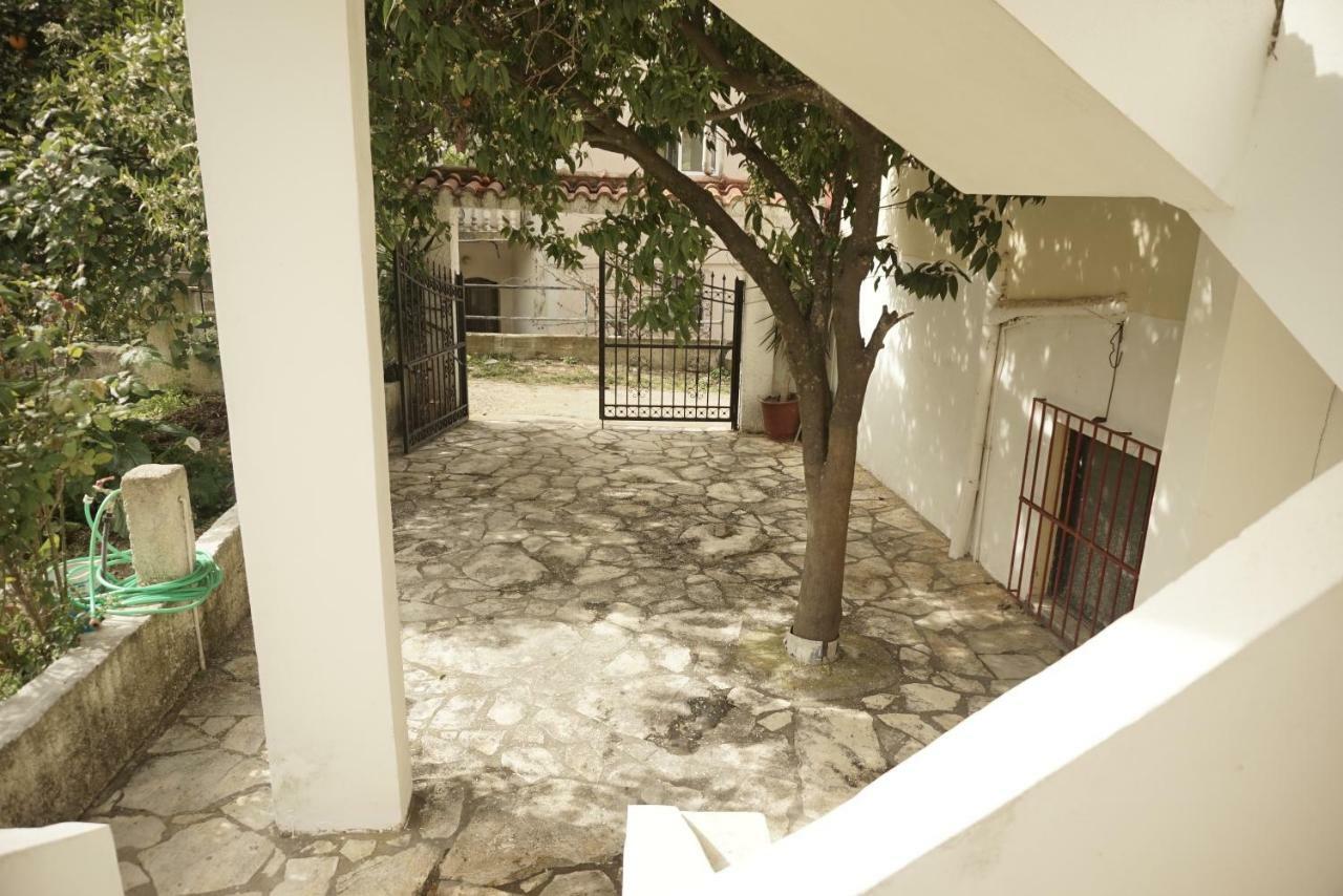 J&B Countryside Life Apartment Agios Matthaios  Exterior photo