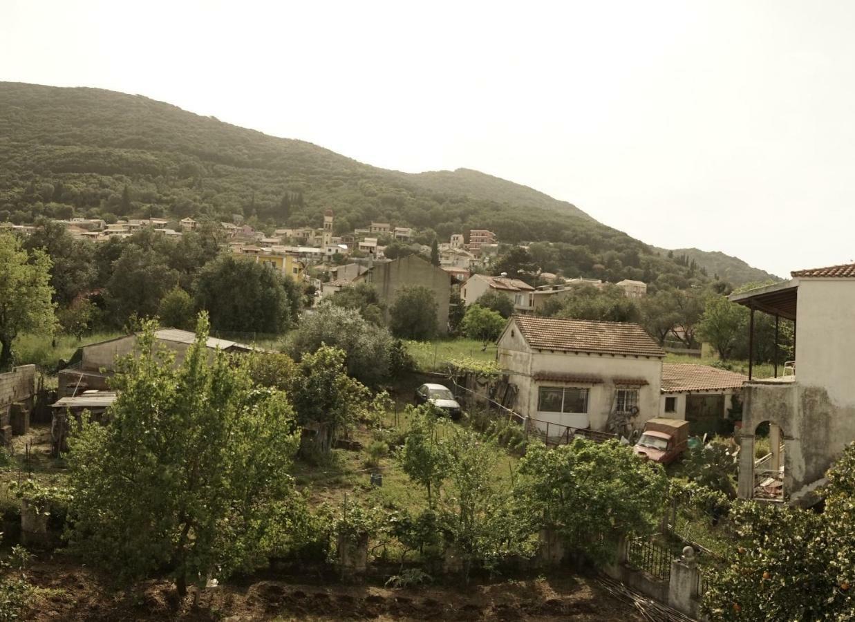 J&B Countryside Life Apartment Agios Matthaios  Exterior photo