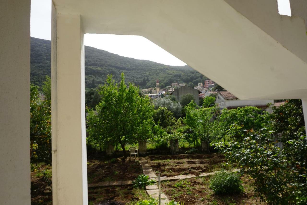 J&B Countryside Life Apartment Agios Matthaios  Exterior photo
