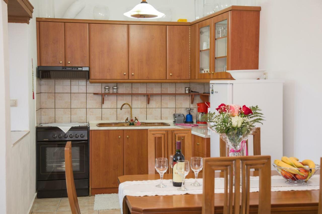 J&B Countryside Life Apartment Agios Matthaios  Exterior photo