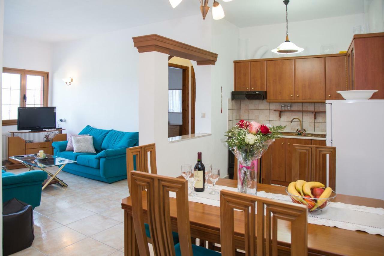 J&B Countryside Life Apartment Agios Matthaios  Exterior photo