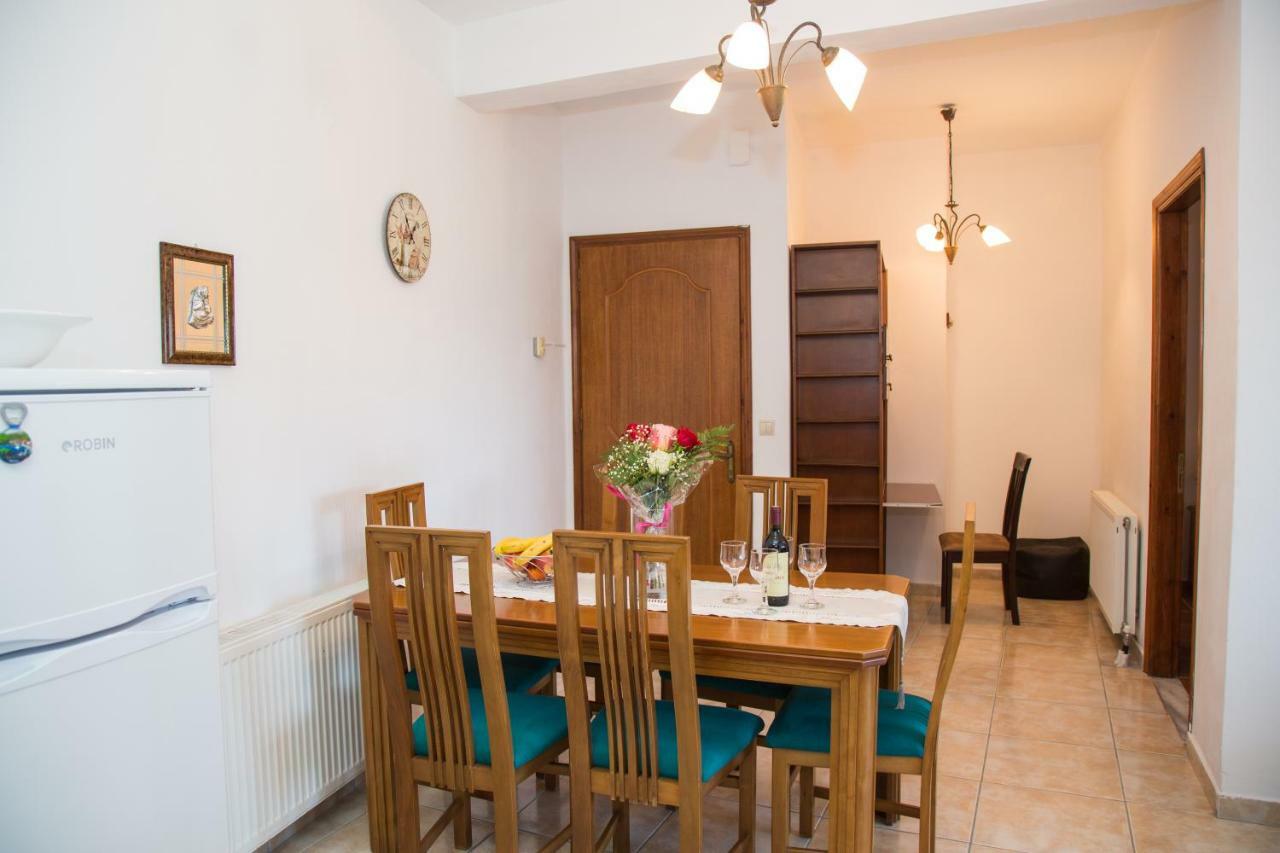 J&B Countryside Life Apartment Agios Matthaios  Exterior photo